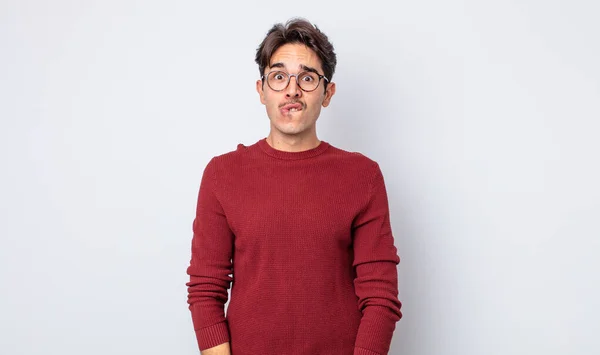 Jonge Knappe Spaanse Man Kijkt Verbaasd Verward Bijtende Lip Met — Stockfoto