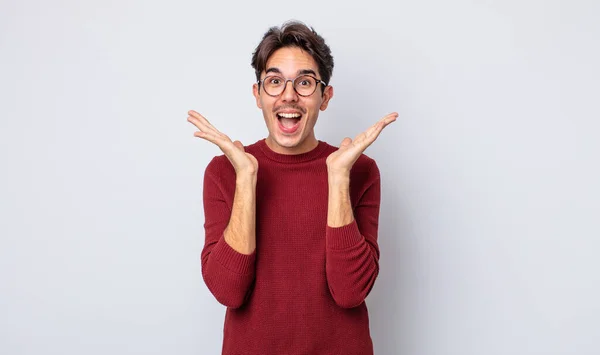 Joven Hombre Hispano Guapo Buscando Feliz Emocionado Sorprendido Con Una —  Fotos de Stock