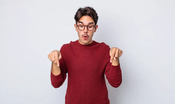 Giovane Uomo Ispanico Bello Con Bocca Aperta Che Punta Verso — Foto Stock