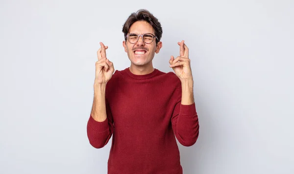 Jonge Knappe Latino Man Glimlachend Angstig Kruisen Beide Vingers Zich — Stockfoto