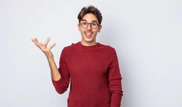 Joven Guapo Hispano Sintiéndose Feliz Sorprendido Alegre Sonriendo Con Actitud —  Fotos de Stock