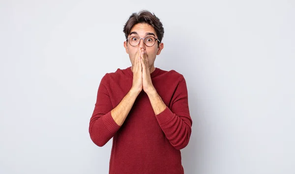 Genç Yakışıklı Spanyol Adam Endişeli Üzgün Korkmuş Hissediyor Ağzını Ellerle — Stok fotoğraf