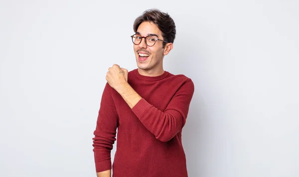 Jovem Homem Hispânico Bonito Sentindo Feliz Positivo Bem Sucedido Motivado — Fotografia de Stock