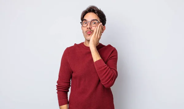 Junger Gutaussehender Hispanischer Mann Der Schockiert Und Erstaunt Das Gesicht — Stockfoto