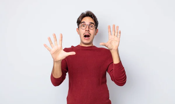 Jovem Homem Hispânico Bonito Sentindo Atordoado Assustado Temendo Algo Assustador — Fotografia de Stock