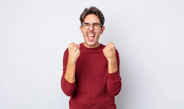 Joven Hombre Hispano Guapo Gritando Triunfalmente Riendo Sintiéndose Feliz Emocionado —  Fotos de Stock