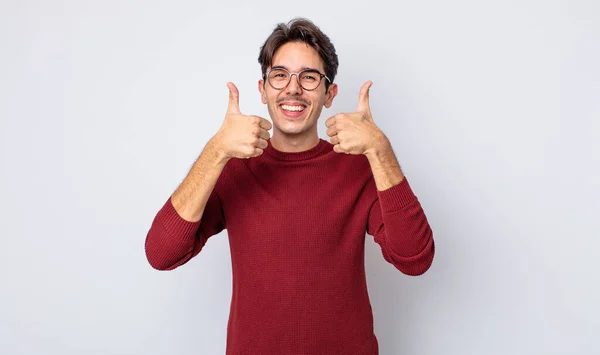 Jonge Knappe Latino Man Lachend Breed Kijkend Gelukkig Positief Zelfverzekerd — Stockfoto