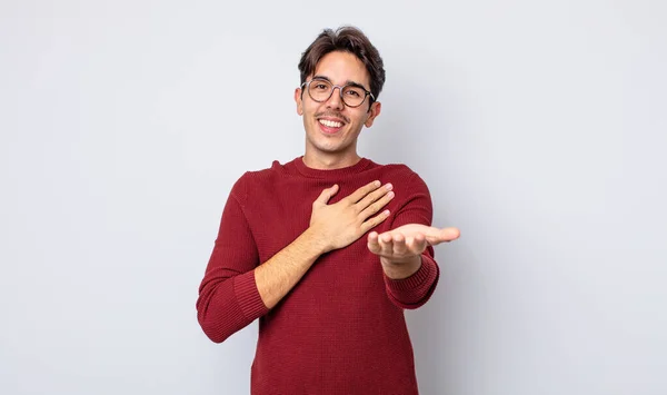 Joven Hombre Hispano Guapo Sintiéndose Feliz Enamorado Sonriendo Con Una — Foto de Stock