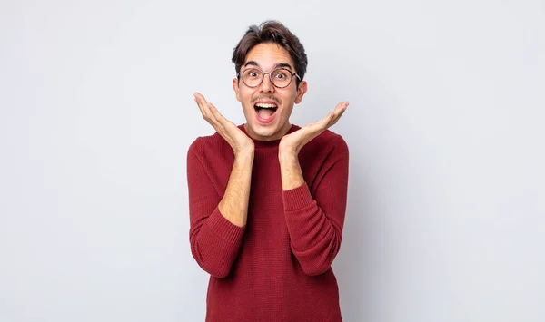 Joven Hombre Hispano Guapo Sintiéndose Sorprendido Emocionado Riendo Sorprendido Feliz —  Fotos de Stock