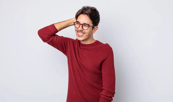 Genç Yakışıklı Spanyol Adam Neşeli Sıradan Bir Şekilde Gülümsüyor Olumlu — Stok fotoğraf