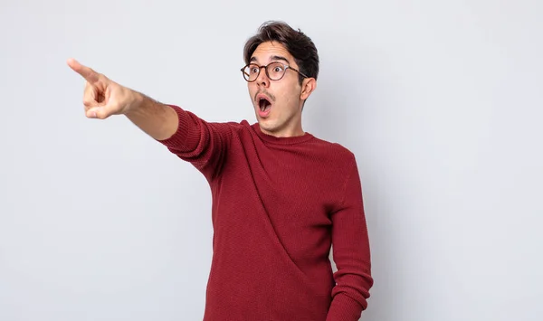 Jovem Homem Hispânico Bonito Sentindo Chocado Surpreso Apontando Olhando Para — Fotografia de Stock