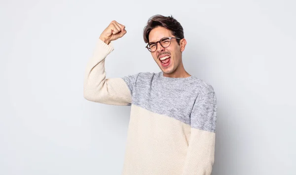 Jovem Homem Hispânico Bonito Sentindo Feliz Satisfeito Poderoso Ajuste Flexão — Fotografia de Stock