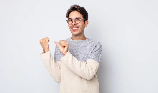 Mladý Pohledný Hispánec Vesele Usmívající Nenuceně Ukazující Kopírování Prostoru Boku — Stock fotografie