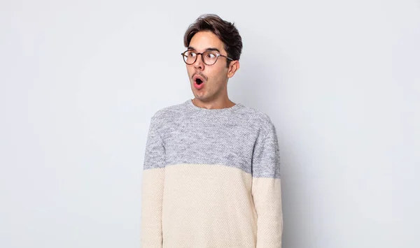Jovem Homem Hispânico Bonito Sentindo Chocado Feliz Surpreso Surpreso Olhando — Fotografia de Stock