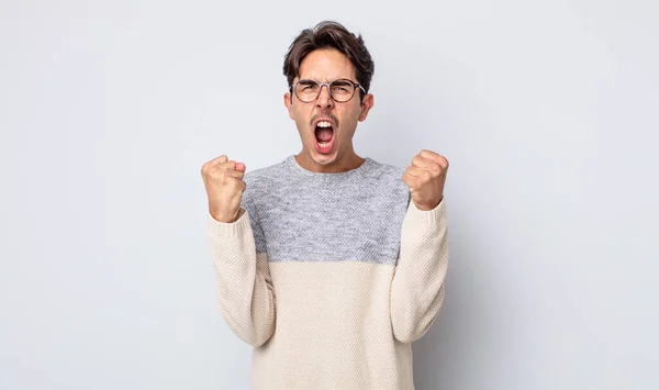 Joven Hombre Hispano Guapo Gritando Agresivamente Con Una Expresión Enojo — Foto de Stock