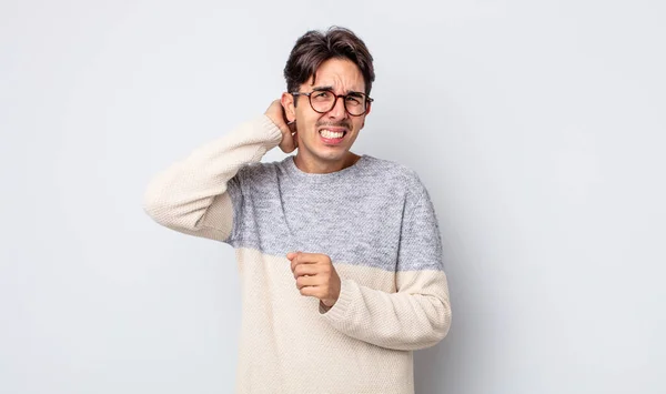 Giovane Bell Uomo Ispanico Sensazione Stress Frustrazione Stanchezza Strofinando Collo — Foto Stock