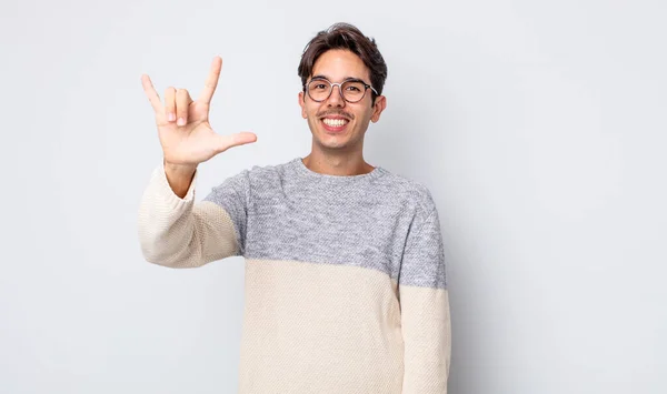 Jovem Homem Hispânico Bonito Sentindo Feliz Divertido Confiante Positivo Rebelde — Fotografia de Stock