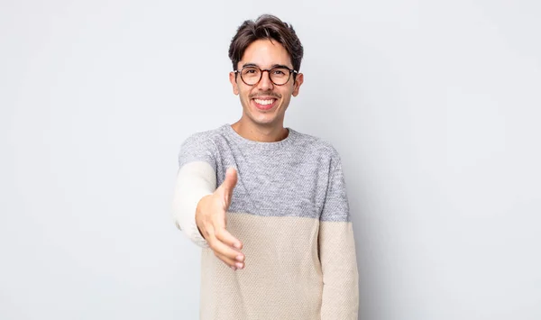 Jovem Homem Hispânico Bonito Sorrindo Olhando Feliz Confiante Amigável Oferecendo — Fotografia de Stock