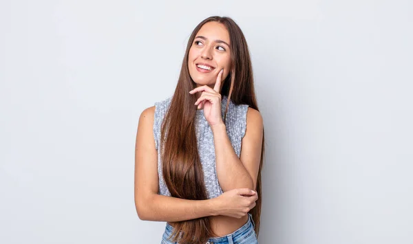 Hispânico Bonita Mulher Sorrindo Feliz Sonhando Acordado Duvidar Olhando Para — Fotografia de Stock