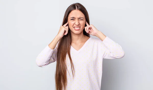 Ispanica Bella Donna Guardando Arrabbiato Stressato Infastidito Coprendo Entrambe Orecchie — Foto Stock