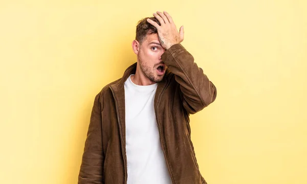 Young Handsome Hispanic Man Raising Palm Forehead Thinking Oops Making — Fotografia de Stock