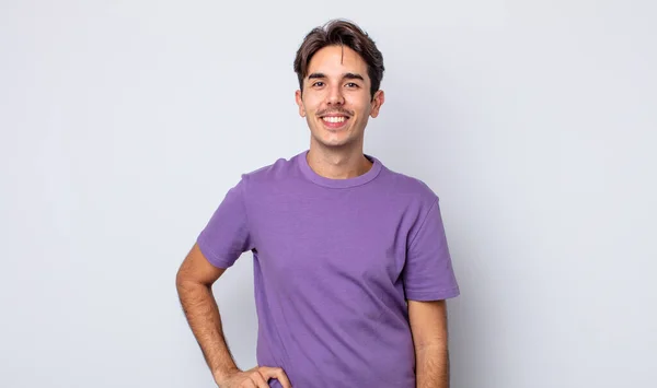 Joven Hombre Hispano Guapo Sonriendo Felizmente Con Una Mano Cadera —  Fotos de Stock
