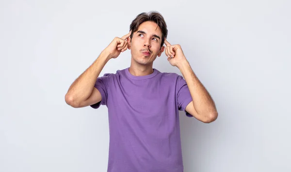 Jovem Homem Hispânico Bonito Sentindo Confuso Duvidoso Concentrando Uma Ideia — Fotografia de Stock