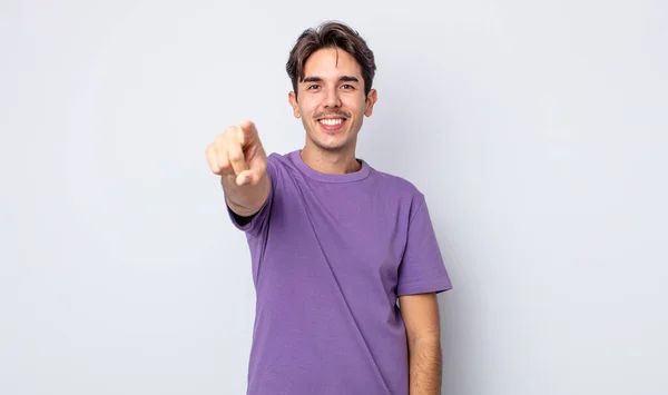 Jovem Homem Hispânico Bonito Apontando Para Câmera Com Sorriso Satisfeito — Fotografia de Stock