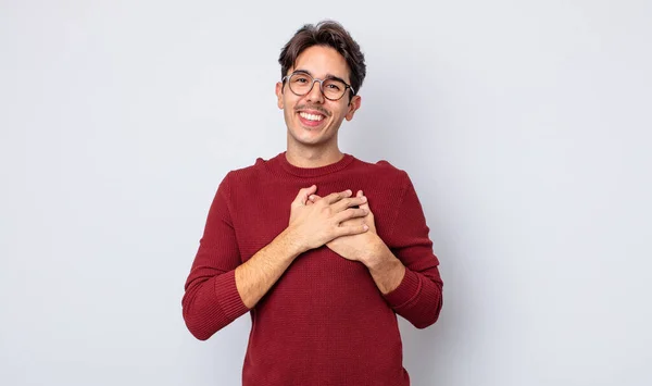 Joven Hombre Hispano Guapo Sintiéndose Romántico Feliz Enamorado Sonriendo Alegremente — Foto de Stock