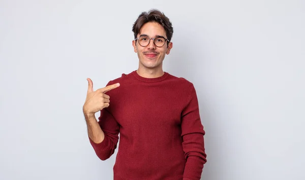 Jovem Homem Hispânico Bonito Olhando Orgulhoso Confiante Feliz Sorrindo Apontando — Fotografia de Stock