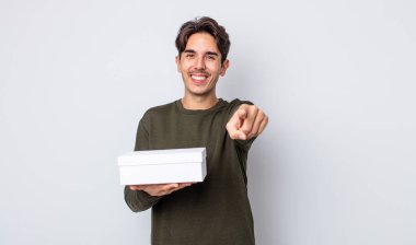 Genç İspanyol adam kamerayı göstererek seni seçiyor. beyaz kutu kavramı