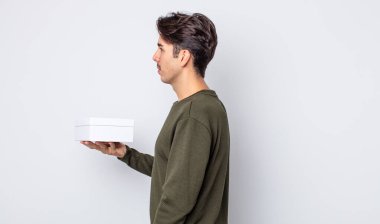 Profil görünümlü genç İspanyol adam hayal mi kuruyor, hayal mi kuruyor yoksa hayal mi kuruyor? beyaz kutu kavramı