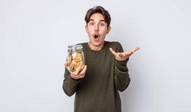 Genç İspanyol adam şok olmuş ve şaşırmış hissediyor. kurabiye konsepti