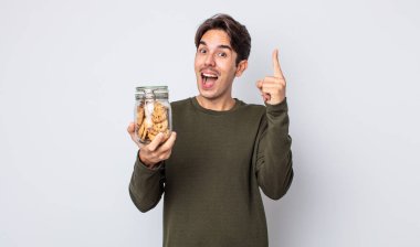 Genç İspanyol bir adam bir fikri fark ettikten sonra mutlu ve heyecanlı bir dahi gibi hissediyor. kurabiye konsepti