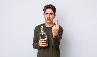 Genç İspanyol adam kızgın, sinirli, asi ve agresif hissediyor. su şişesi kavramı