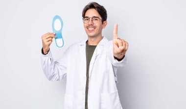 Genç İspanyol adam gururla gülümsüyor ve kendinden emin bir numara oluyor. Kayropodist konsepti