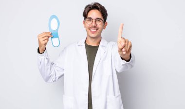 Genç İspanyol adam gülümsüyor ve arkadaş canlısı görünüyor, bir numarayı gösteriyor. Kayropodist konsepti