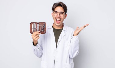 Genç İspanyol adam kendini mutlu hissediyor ve inanılmaz bir şeye hayret ediyor. Kayropodist tırnaklar