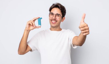 Genç İspanyol adam gururlu, olumlu bir şekilde gülümsüyor. astım konsepti