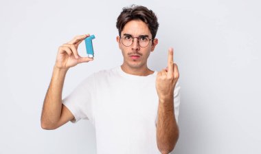 Genç İspanyol adam kızgın, sinirli, asi ve agresif hissediyor. astım konsepti