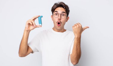 Genç İspanyol adam inançsızlıktan şaşkın şaşkın bakıyor. astım konsepti