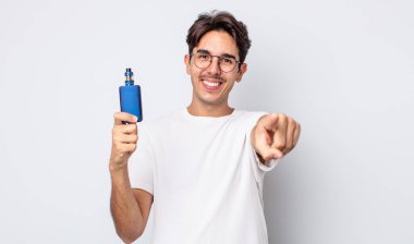 Genç İspanyol adam kamerayı göstererek seni seçiyor. duman buharlaştırıcı kavramı