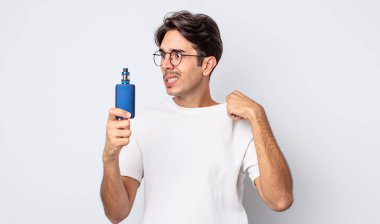 Genç İspanyol adam stresli, endişeli, yorgun ve hayal kırıklığına uğramış hissediyor. duman buharlaştırıcı kavramı