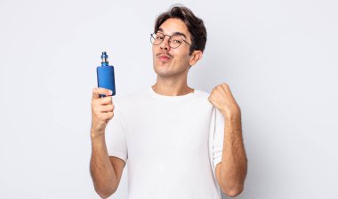 Genç İspanyol adam kibirli, başarılı, pozitif ve gururlu görünüyor. duman buharlaştırıcı kavramı