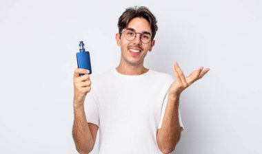 Genç İspanyol adam mutlu hissediyor, bir çözüm ya da fikir bulduğuna şaşırıyor. duman buharlaştırıcı kavramı