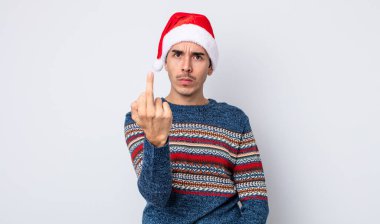 Genç İspanyol adam kızgın, sinirli, asi ve agresif hissediyor. Yeni yıl ve Noel konsepti