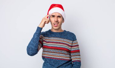 Genç İspanyol adam şaşkın ve şaşkın hissediyor, senin deli olduğunu gösteriyor. Yeni yıl ve Noel konsepti