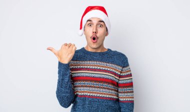 Genç İspanyol adam inançsızlıktan şaşkın şaşkın bakıyor. Yeni yıl ve Noel konsepti