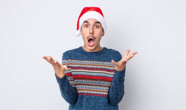 Genç İspanyol adam inanılmaz bir sürprizle şaşkına dönmüş ve hayrete düşmüştü. Yeni yıl ve Noel konsepti