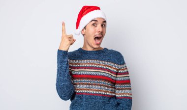 Genç İspanyol bir adam bir fikri fark ettikten sonra mutlu ve heyecanlı bir dahi gibi hissediyor. Yeni yıl ve Noel konsepti